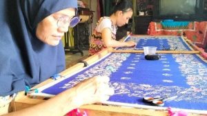 menyulam-benang-emas-di-Kota-Padang