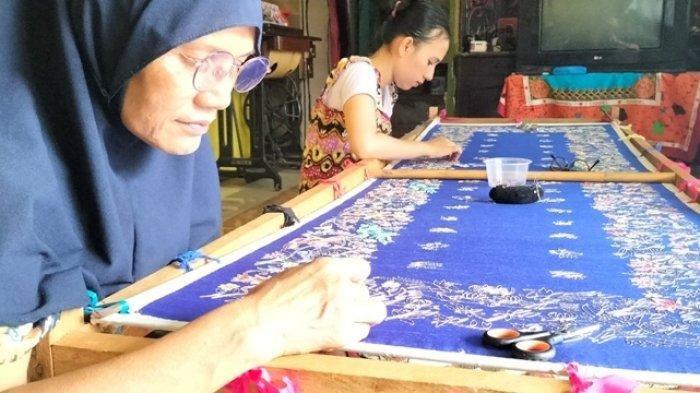 menyulam-benang-emas-di-Kota-Padang