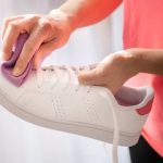 Cara Membersihkan Sepatu Sneakers Putih Jadi Kayak Baru Lagi